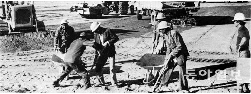 70년대 중동 건설 현장의 흑백 사진